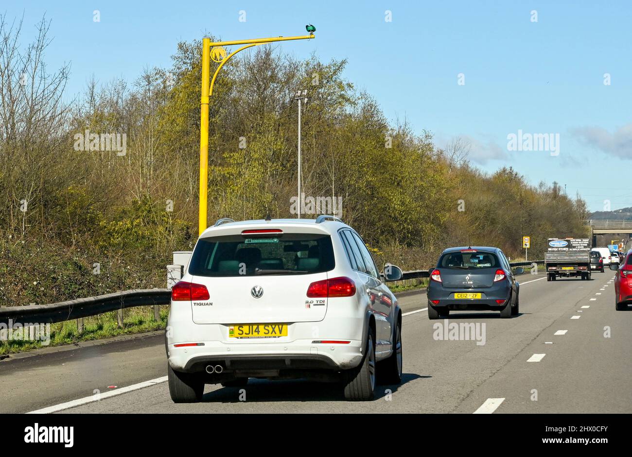 Bridgend, pays de Galles - 2022 mars : voiture sur l'autoroute M4 passant sous une caméra de vitesse moyenne. Les limites de vitesse sur certaines parties de la route ont été réduites Banque D'Images