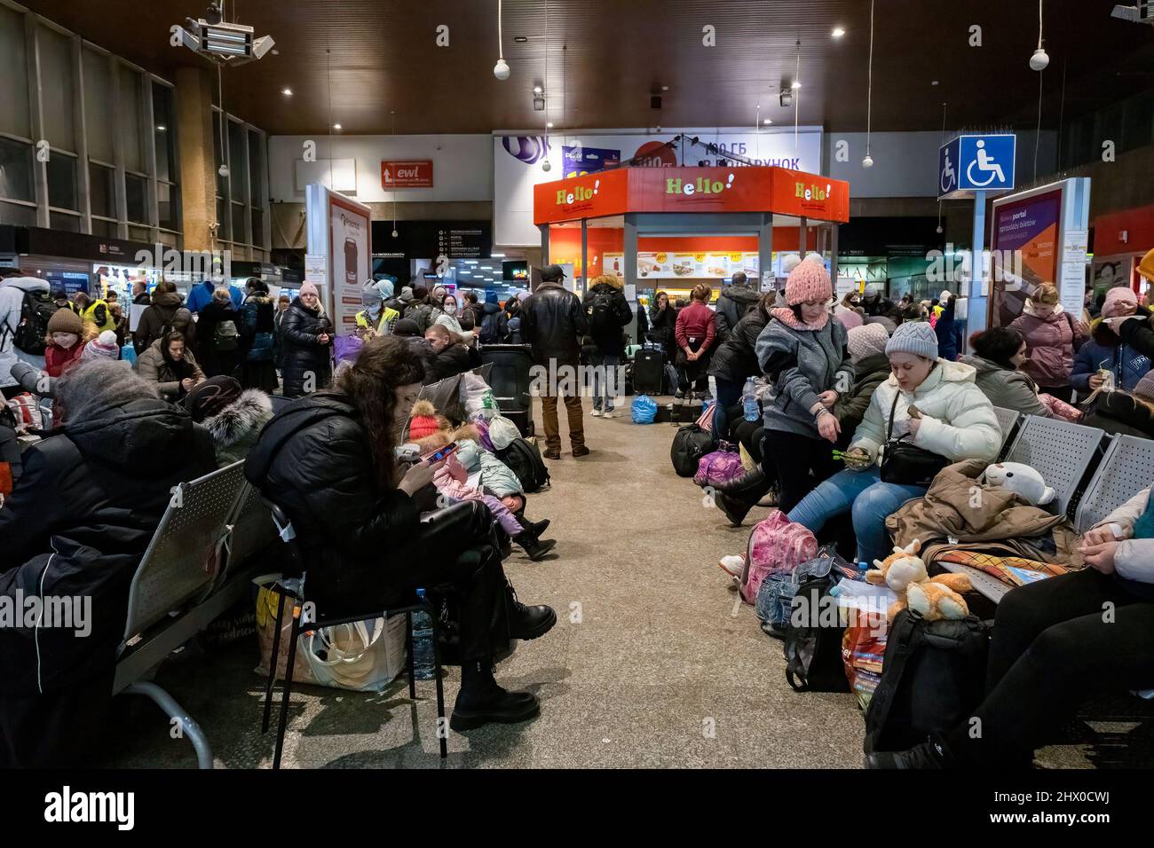 Des réfugiés d'Ukraine ont vu se reposer à la station Zachodnia de Varsovie. Alors que la crise de guerre se poursuit en Ukraine, des millions d'Ukrainiens ont fui leur pays d'origine vers la Pologne, la plupart d'entre eux étant des femmes et des enfants. La plupart d'entre eux se reposant temporairement dans les gares de Varsovie en attendant de s'installer, selon l'agence de l'ONU, le nombre de migrations de réfugiés a atteint 1,5 millions, ce qui est le plus rapide depuis la Seconde Guerre mondiale. Le gouvernement polonais a annoncé un plan de 8 milliards de zloty ($1,7 milliards) pour aider les réfugiés. Banque D'Images