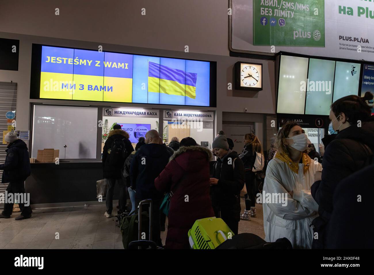 Les réfugiés ukrainiens se préparent à acheter des tickets d'autobus à la gare de Warszawa Zachodnia vers d'autres pays pour s'installer. Alors que la crise de guerre se poursuit en Ukraine, des millions d'Ukrainiens ont fui leur pays d'origine vers la Pologne, la plupart d'entre eux étant des femmes et des enfants. La plupart d'entre eux se reposant temporairement dans les gares de Varsovie en attendant de s'installer, selon l'agence de l'ONU, le nombre de migrations de réfugiés a atteint 1,5 millions, ce qui est le plus rapide depuis la Seconde Guerre mondiale. Le gouvernement polonais a annoncé un plan de 8 milliards de zloty ($1,7 milliards) pour aider les réfugiés. (Photo par Alex Chan TS Banque D'Images