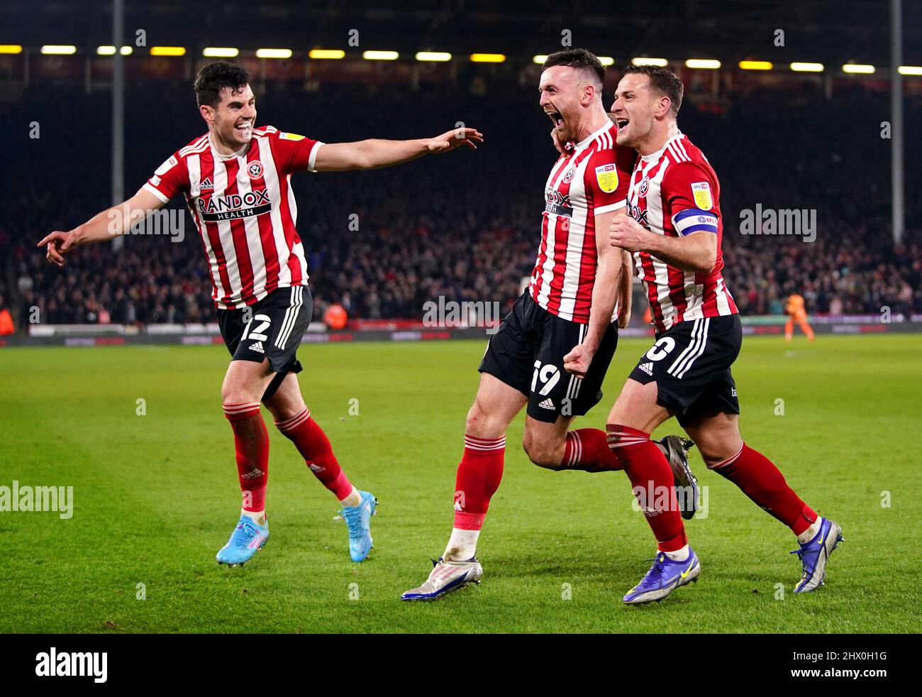 Jack Robinson (au centre) de Sheffield United célèbre le troisième but de son match lors du championnat Sky Bet à Bramall Lane, Sheffield. Date de la photo: Mardi 8 mars 2022. Banque D'Images