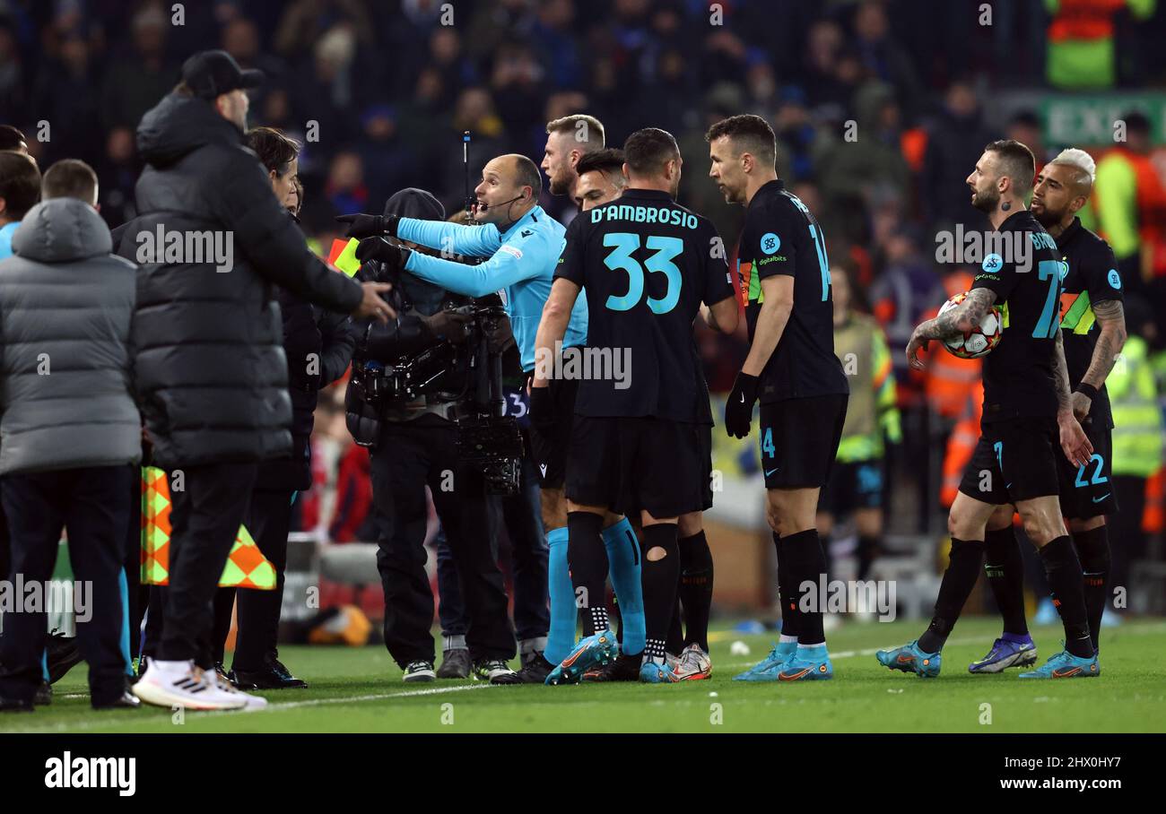 Liverpool, Angleterre, le 8th mars 2022. L'arbitre Mateu Lahoz envoie un membre du personnel d'entraînement Inter lors du match de la Ligue des champions de l'UEFA à Anfield, Liverpool. Le crédit photo doit être lu : Darren Staples / Sportimage Banque D'Images