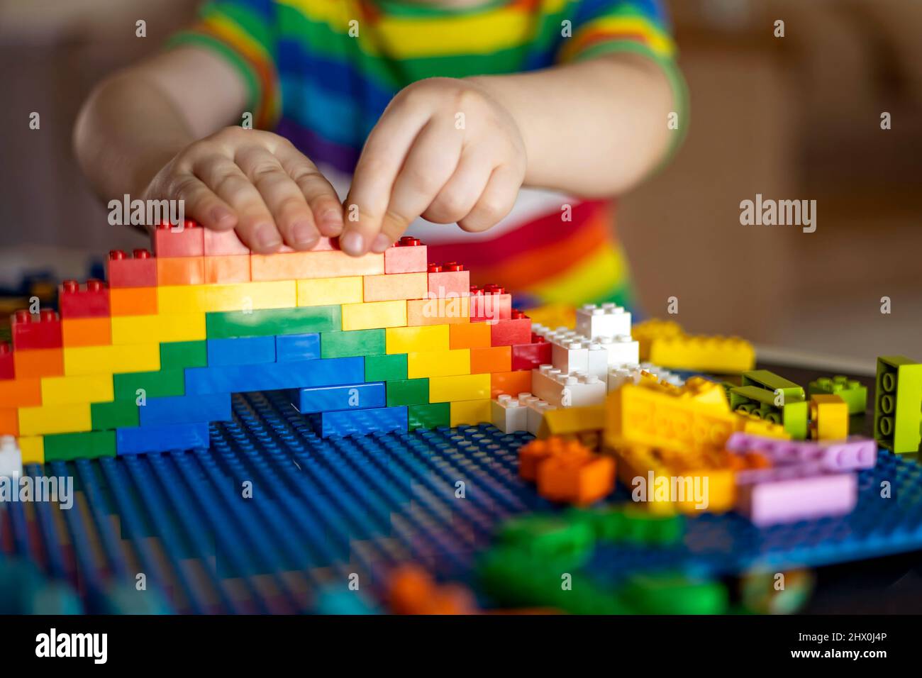 Khabarovsk Russie 25 Fevrier 22 Gros Plan Bebe Garcon Mains Batiment Arc En Ciel Utiliser Lego Classic Photo Stock Alamy