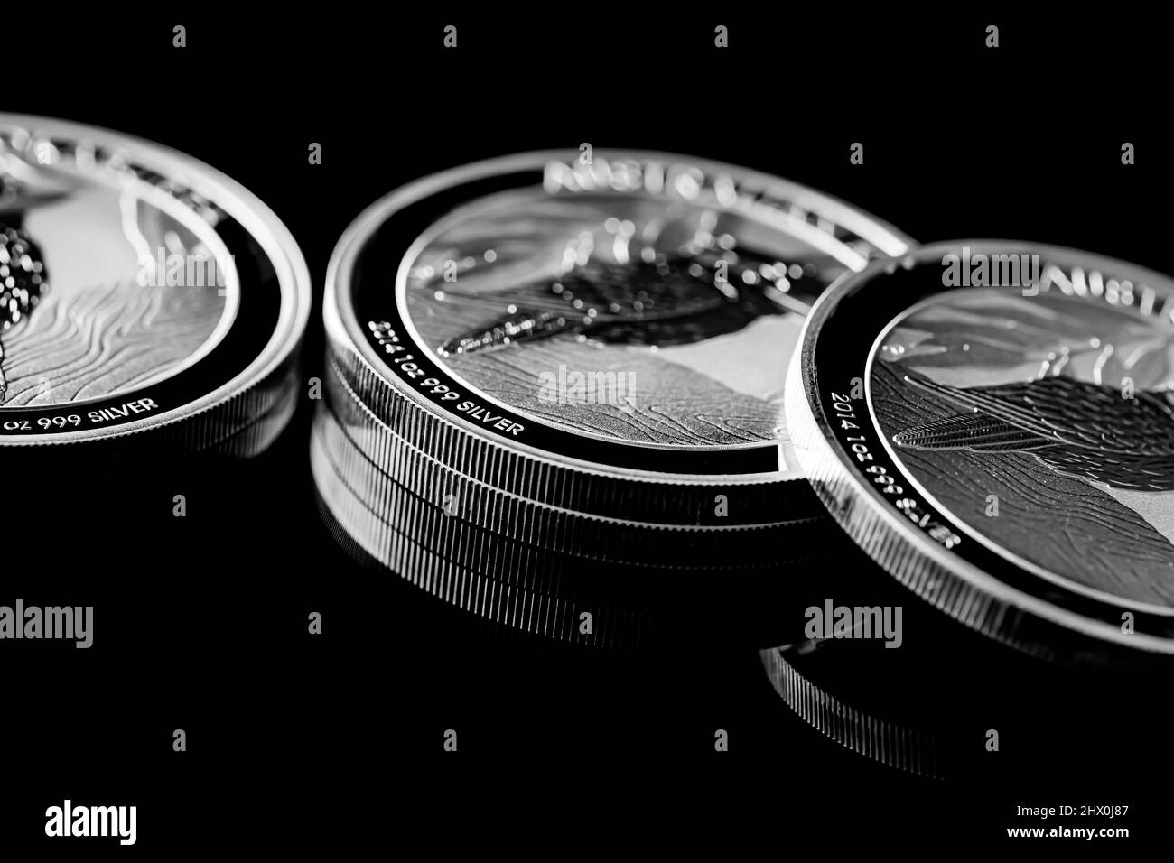 Macro gros plan de Silver Bullion coin sur fond noir miroir Banque D'Images