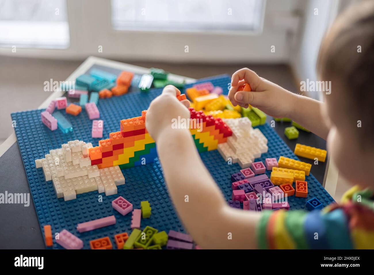 Khabarovsk Russie 25 Fevrier 22 Gros Plan Bebe Garcon Mains Batiment Arc En Ciel Utiliser Lego Classic Photo Stock Alamy