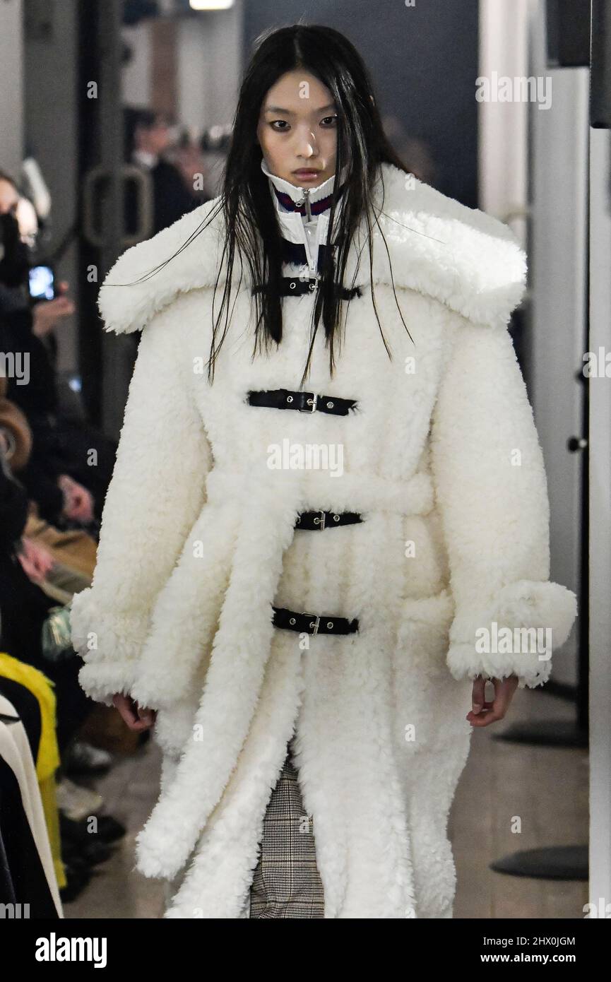 Le modèle Tinglei Liu marche sur la piste du défilé de mode Rokh ...