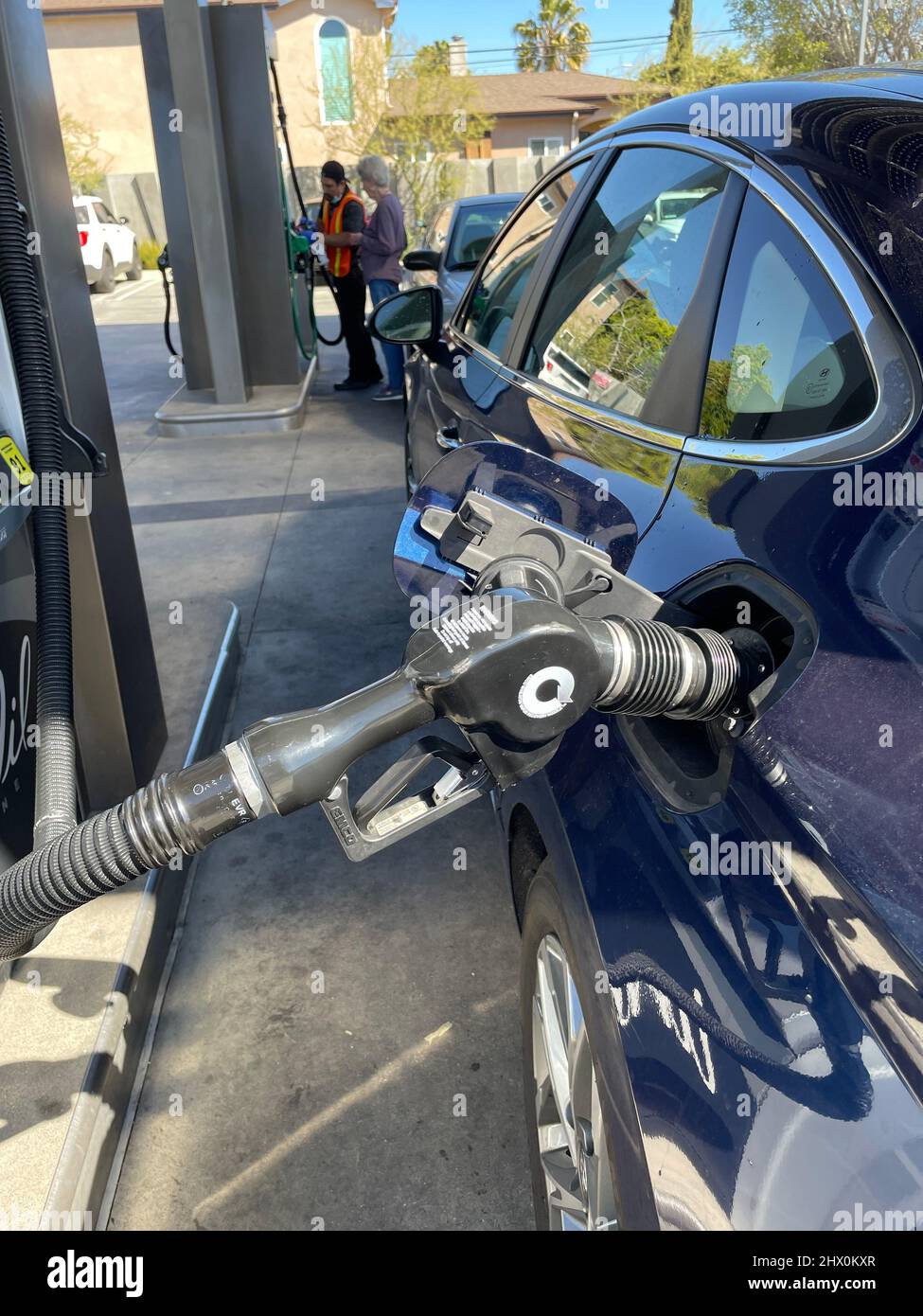 Voiture qui se charge de l'essence à une station-service Banque D'Images