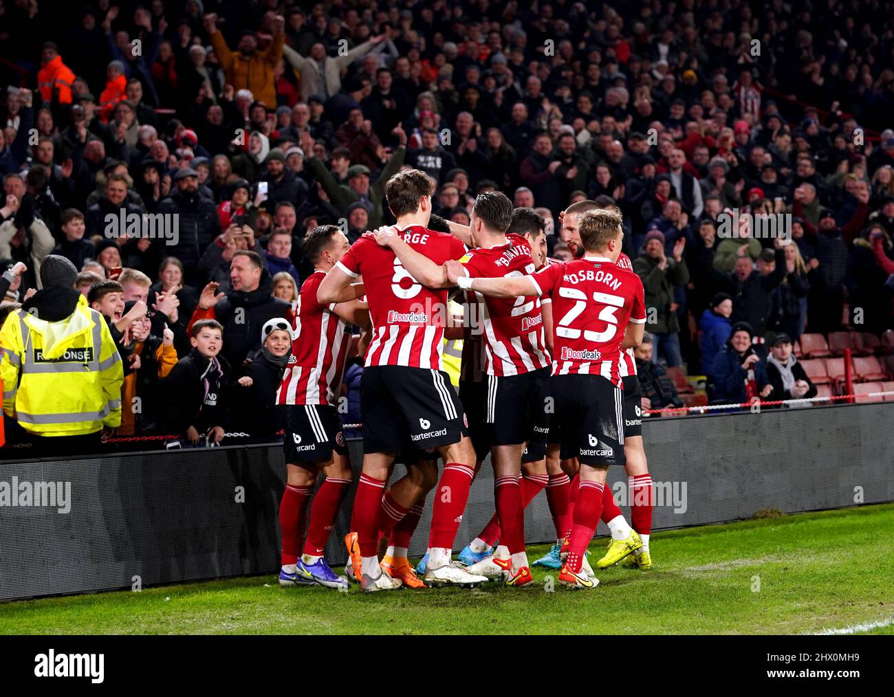 Jack Robinson, de Sheffield United, célèbre avec ses coéquipiers le troisième but du match du championnat Sky Bet à Bramall Lane, Sheffield. Date de la photo: Mardi 8 mars 2022. Banque D'Images