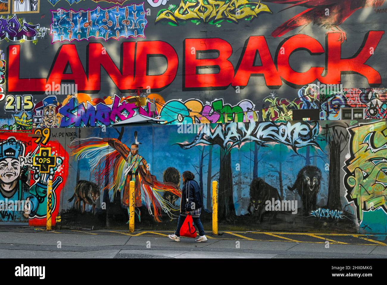 Graffiti et murale par Smokey DAT site de prévention des overdoses, Abbott et West Pender, Vancouver, Colombie-Britannique, Canada Banque D'Images