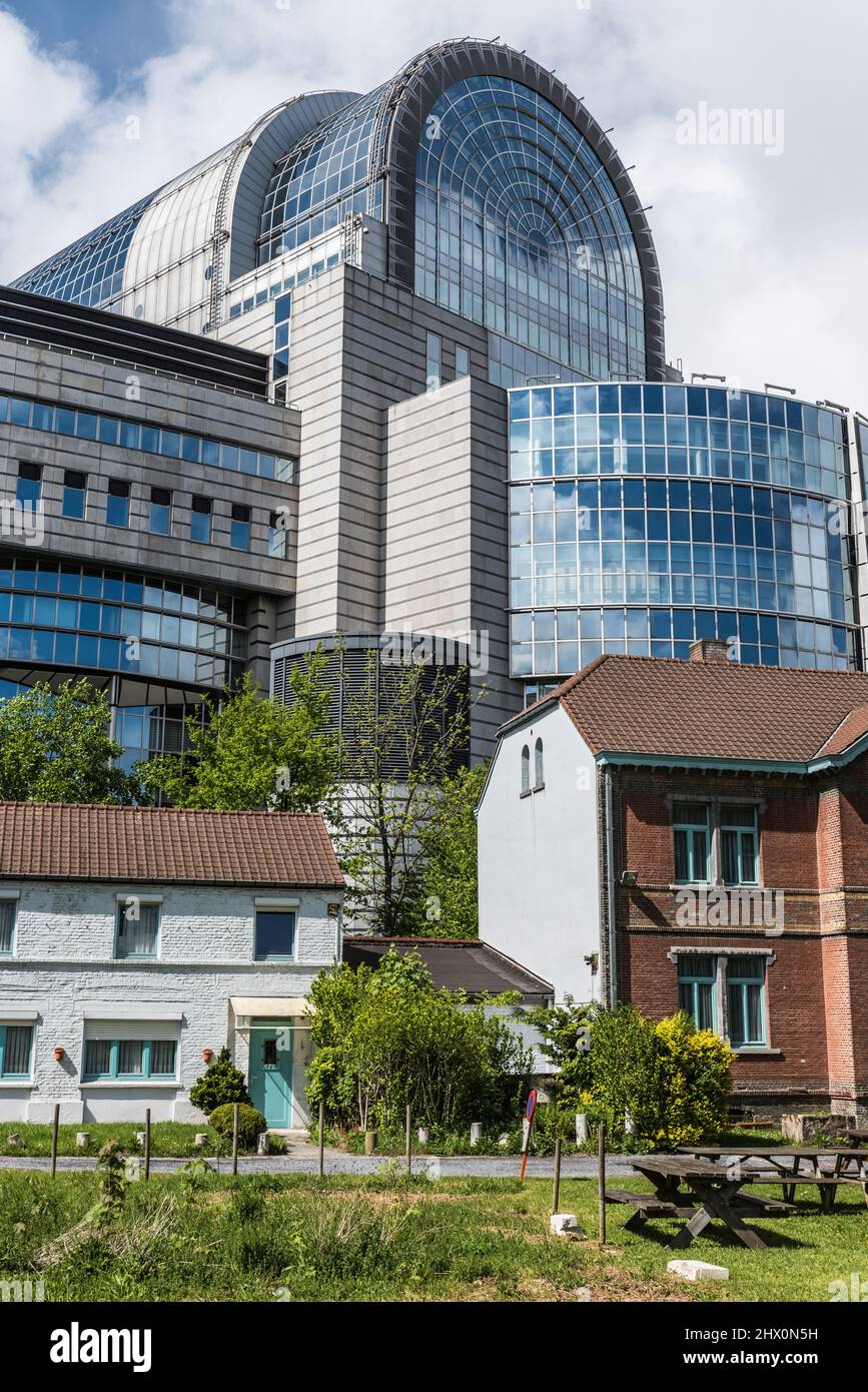 Centre ville de Bruxelles - Belgique - 04 27 2019 - Cityscape avec le Parlement européen, le parc Léopold et la maison Jean-Jules Linden à l'avant-gro Banque D'Images