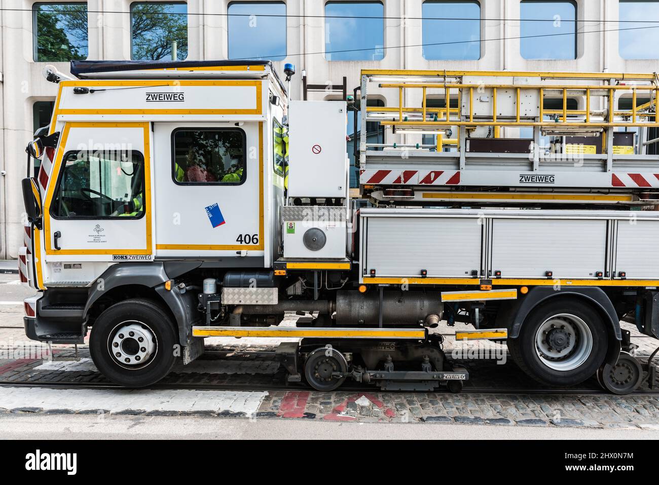 Vieille ville de Bruxelles, région de la capitale de Bruxelles - Belgique - 05 01 2019 - tramway de service pour le remorquage et la réparation avec des pneus et des roues en acier Banque D'Images