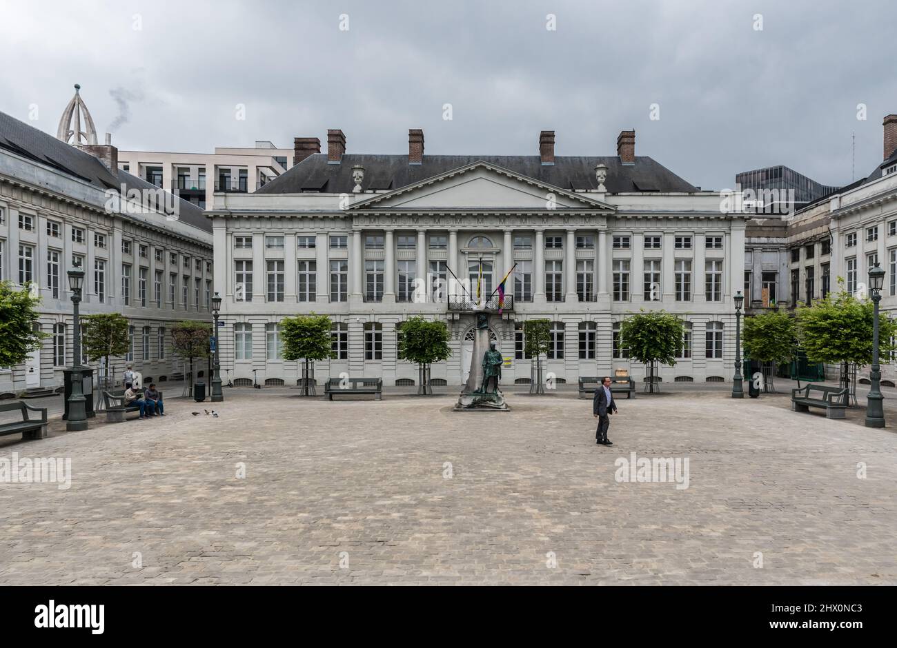 Vieille ville de Bruxelles - Belgique - 05 17 2019 - façade néoclassique et place des Martyrs, place des Martyrs avec résidence officielle an Banque D'Images