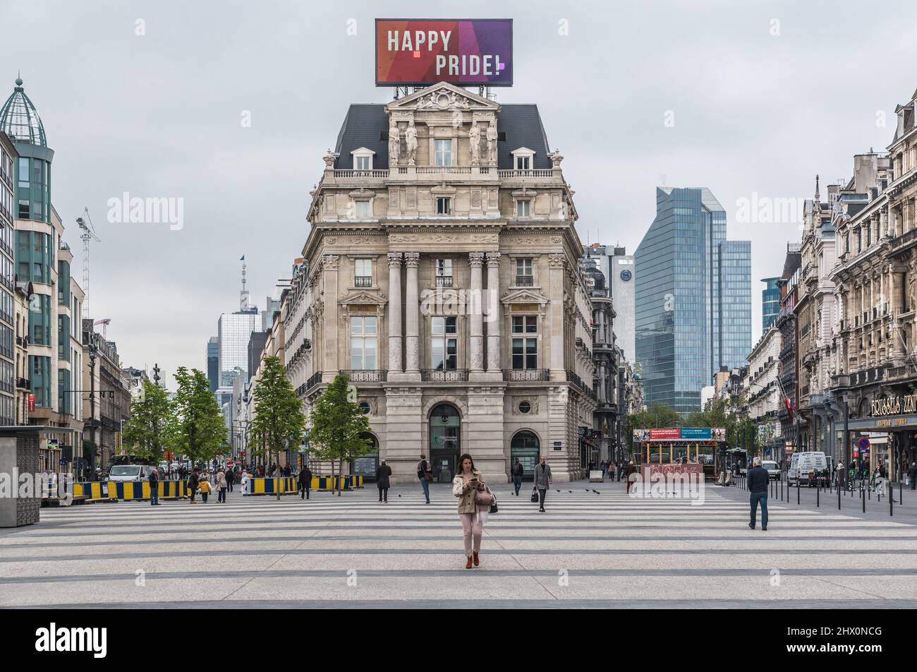 Vieille ville de Bruxelles - Belgique - 05 17 2019 - personnes qui se promo au-dessus de la place piétonne rénovée de Brouckère avec ses façades néo-classiques et sa fierté gay Banque D'Images