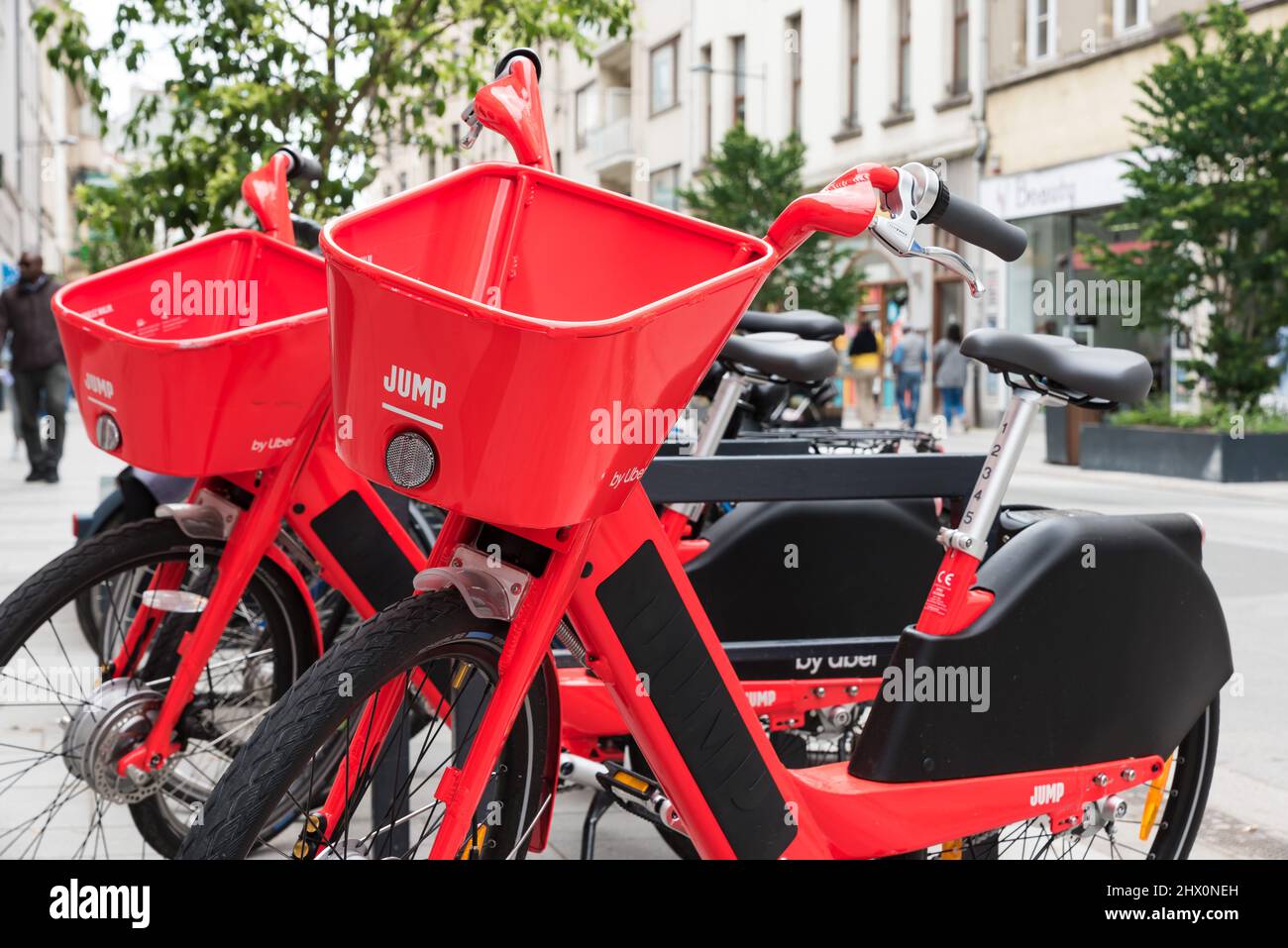 Ixelles, Bruxelles - Belgique - deux vélos de saut rouges par Uber autour de la place Fernand Cocq et de Matonge Banque D'Images