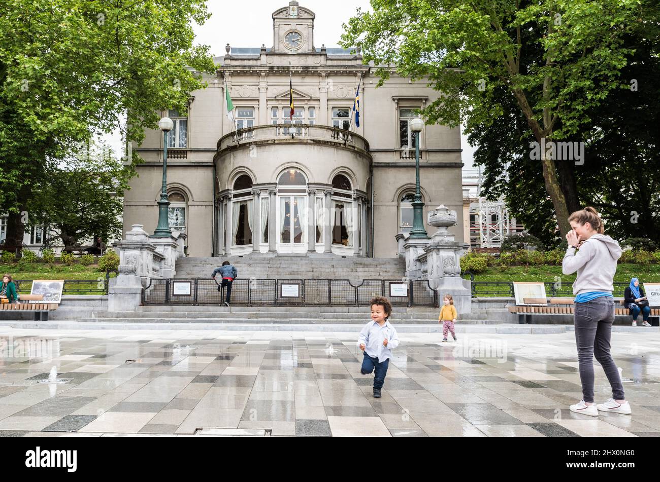 Ixelles, Bruxelles - Belgique - 05 31 2019 - jeune garçon et mère jouant à la fontaine en face de l'hôtel de ville sur la place Fernand Cocq Banque D'Images