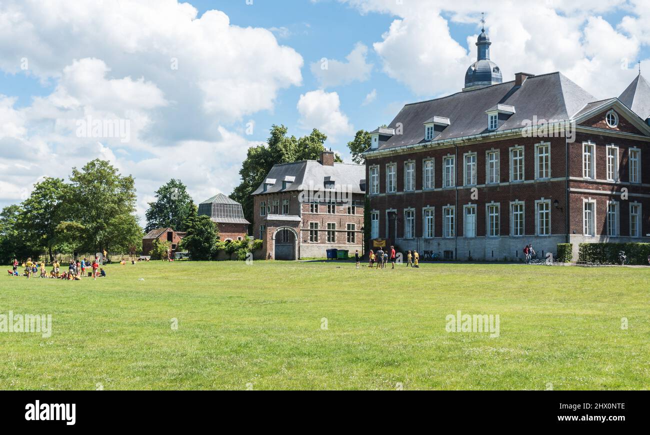 Kessel-Lo, Louvain Flandre, Belgique - 06 16 2019 pelouse verte et arbres de l'abbaye d'Abdij van Park Banque D'Images