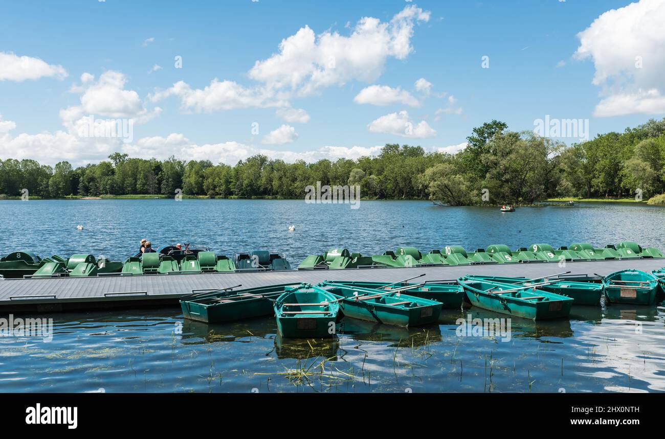 Kessel-Lo, Louvain Flandre - Belgique - 06 16 2019: Petits bateaux au bord de l'eau et sur la jetée en bois Banque D'Images