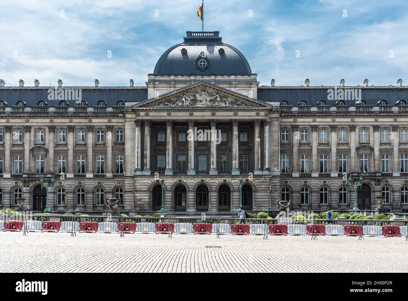 Vieille ville de Bruxelles - Belgique - 06 25 2019, façade symétrique néoclassique du Palais Royal du Roi de Belgique et de la place Royale - place Royale Banque D'Images