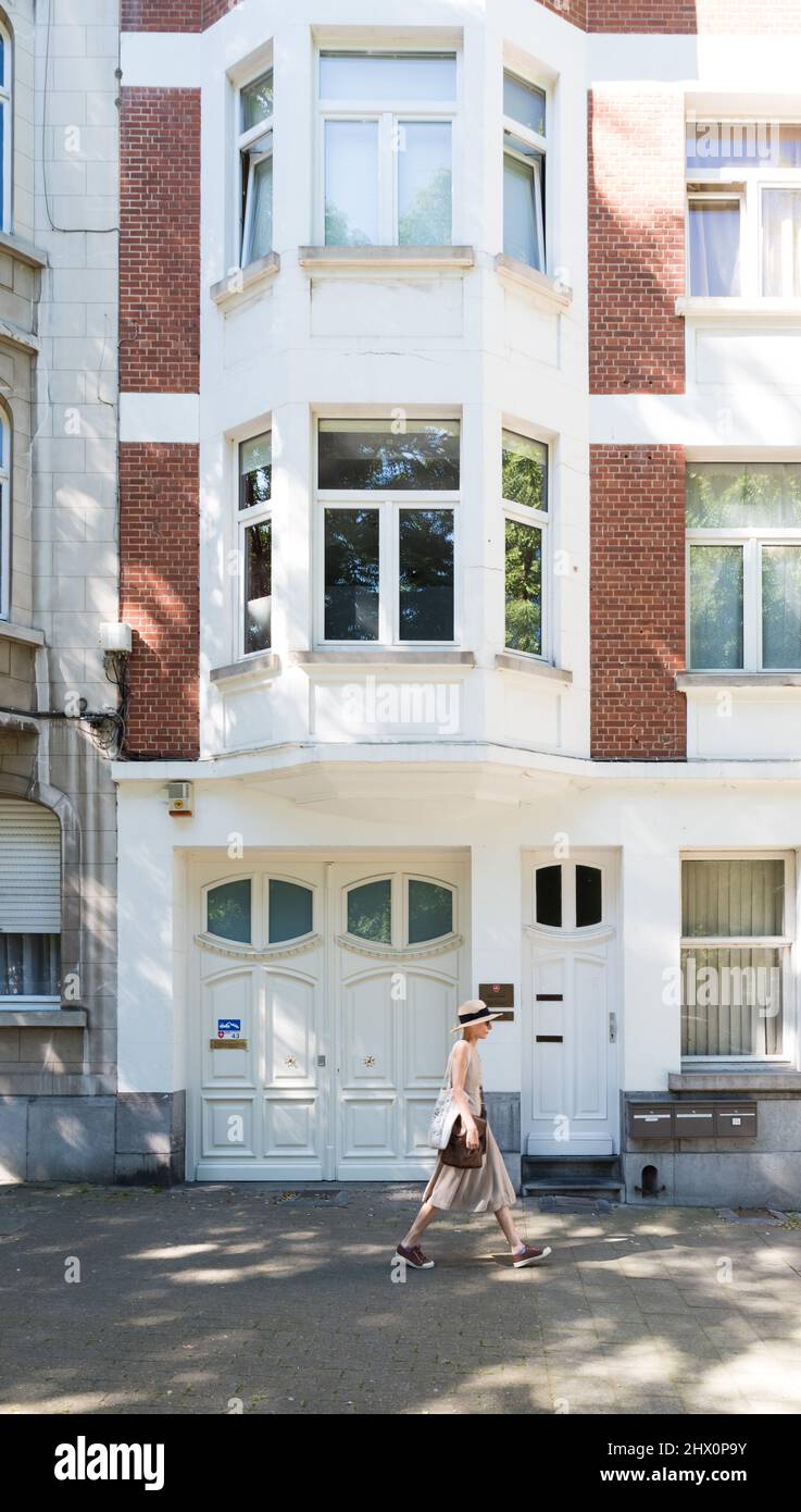 Schaerbeek, Bruxelles, Belgique - 06 29 2019 - façade de l'ordre de Malte avec fenêtres à noeuds Banque D'Images