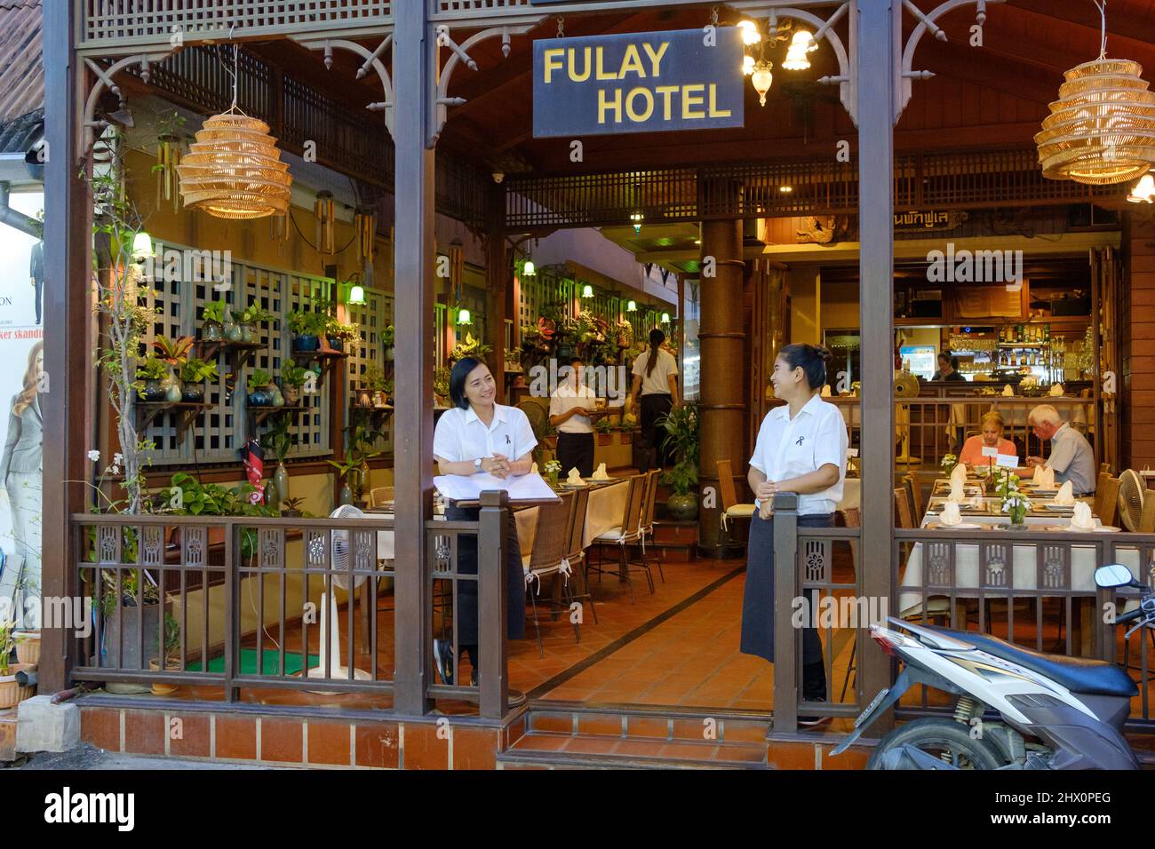 Scène urbaine de nuit de Hua Hin. Hua Hin est l'une des destinations de voyage les plus populaires en Thaïlande. Banque D'Images