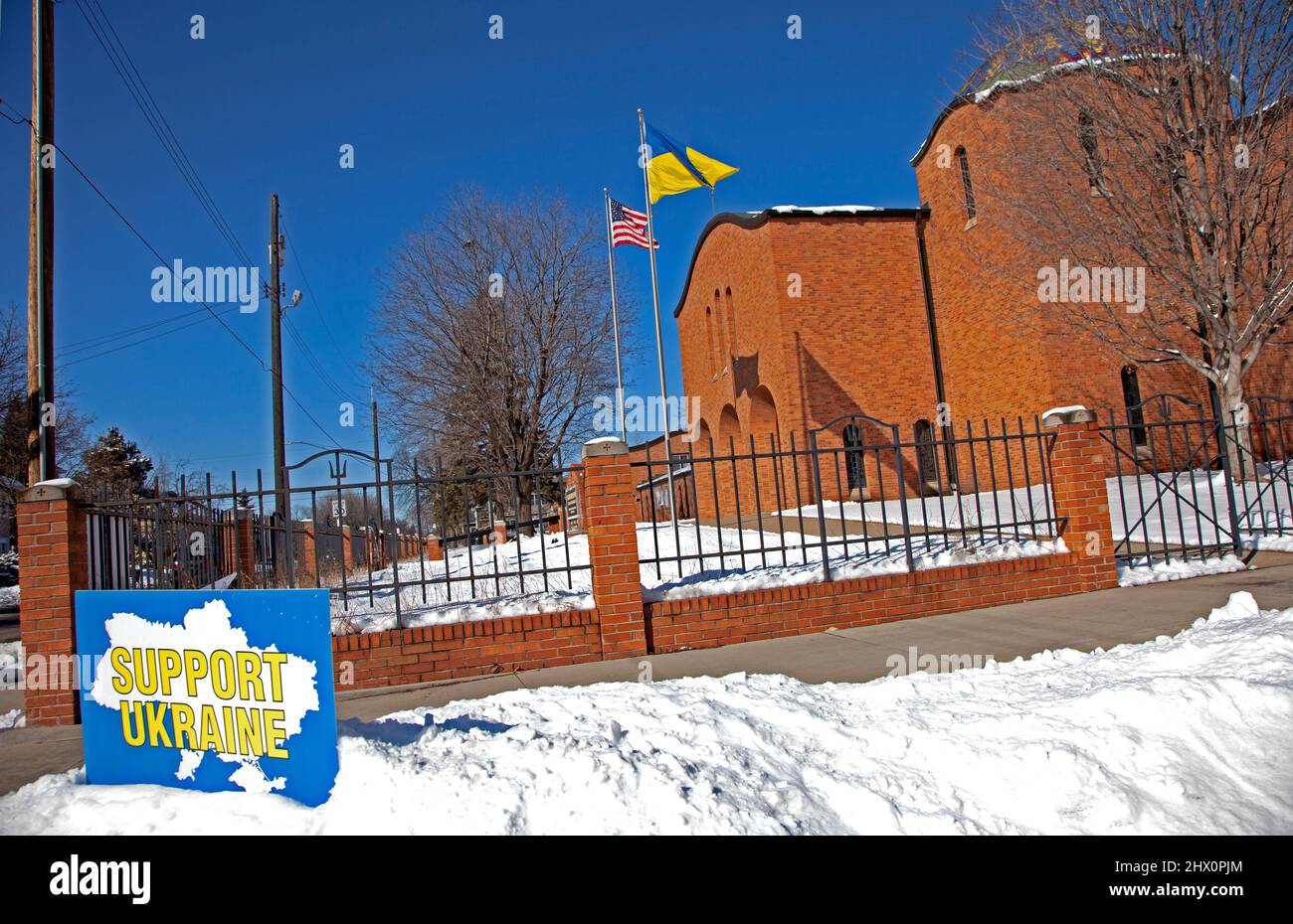 Église catholique ukrainienne de Saint-Constantine avec l'Ukraine et les drapeaux américains volant ensemble et un signe de soutien à l'Ukraine. Minneapolis Minnesota MN États-Unis Banque D'Images