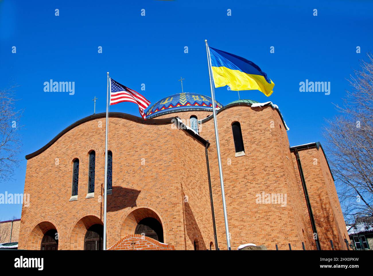 Église catholique ukrainienne de Saint-Constantine avec le drapeau américain de l'Ukraine volant ensemble montrant le soutien. Minneapolis Minnesota MN États-Unis Banque D'Images