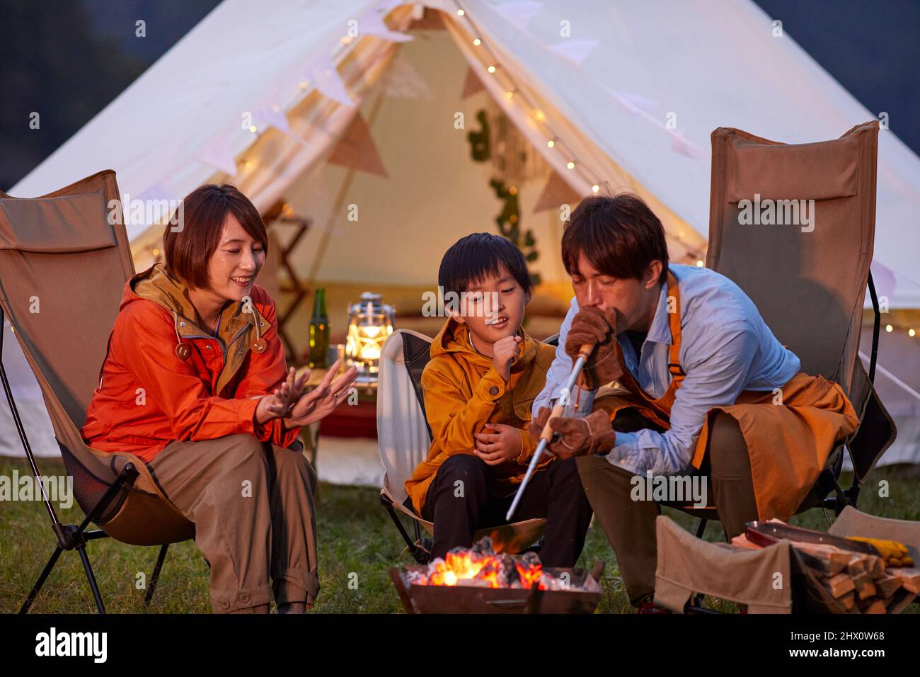 La famille japonaise fait un feu Banque D'Images