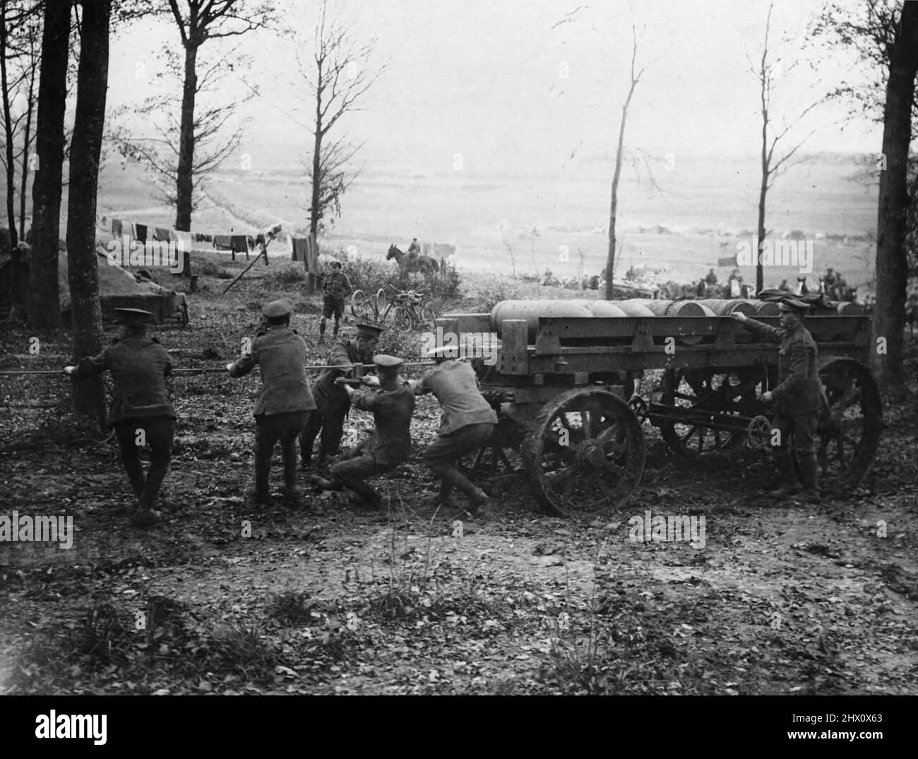 Soldats manmaniant un wagon avec des coquilles pour un obusier BL 15 pouces. Banque D'Images