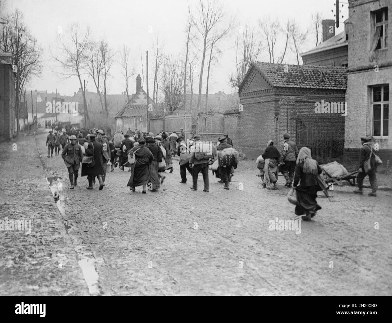 Les habitants du village capturé de Noyelles se réfugient à Marcoing, le 22 novembre 1917 pendant la bataille d'Arras Banque D'Images