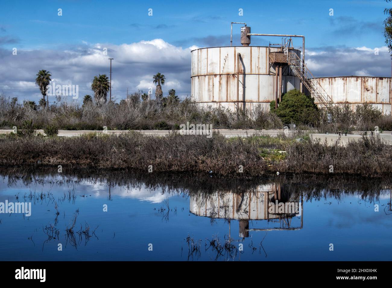 Les terres humides de Los Cerritos, autrefois des terres humides florissantes, sont maintenant la plupart du temps privées et utilisées pour les opérations d'extraction et de traitement du pétrole. Long Beach, Cali Banque D'Images