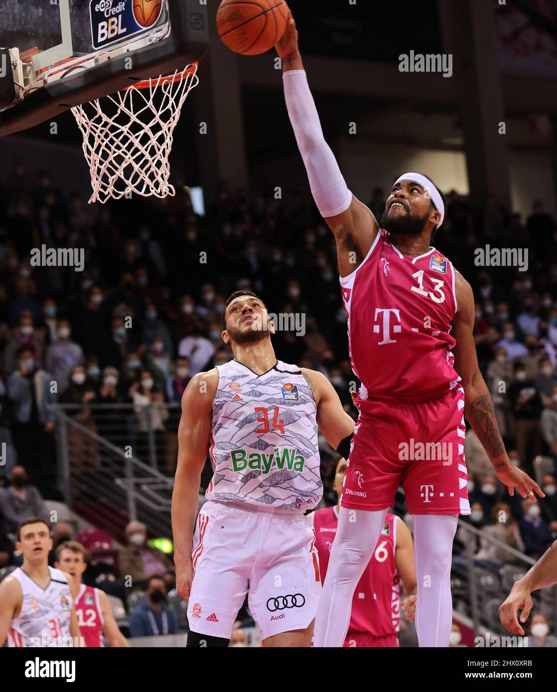 Bonn, Allemagne. 08th mars 2022. Telekom Dome, Basketball Bundesliga, Matchday 24, BBL, Telekom paniers Bonn vs FC Bayern Munich, Gavin Schilling (Bayern), Javontae Hawkins (Bonn) bataille pour le ballon. Crédit : Juergen Schwarz/Alay Live News Banque D'Images