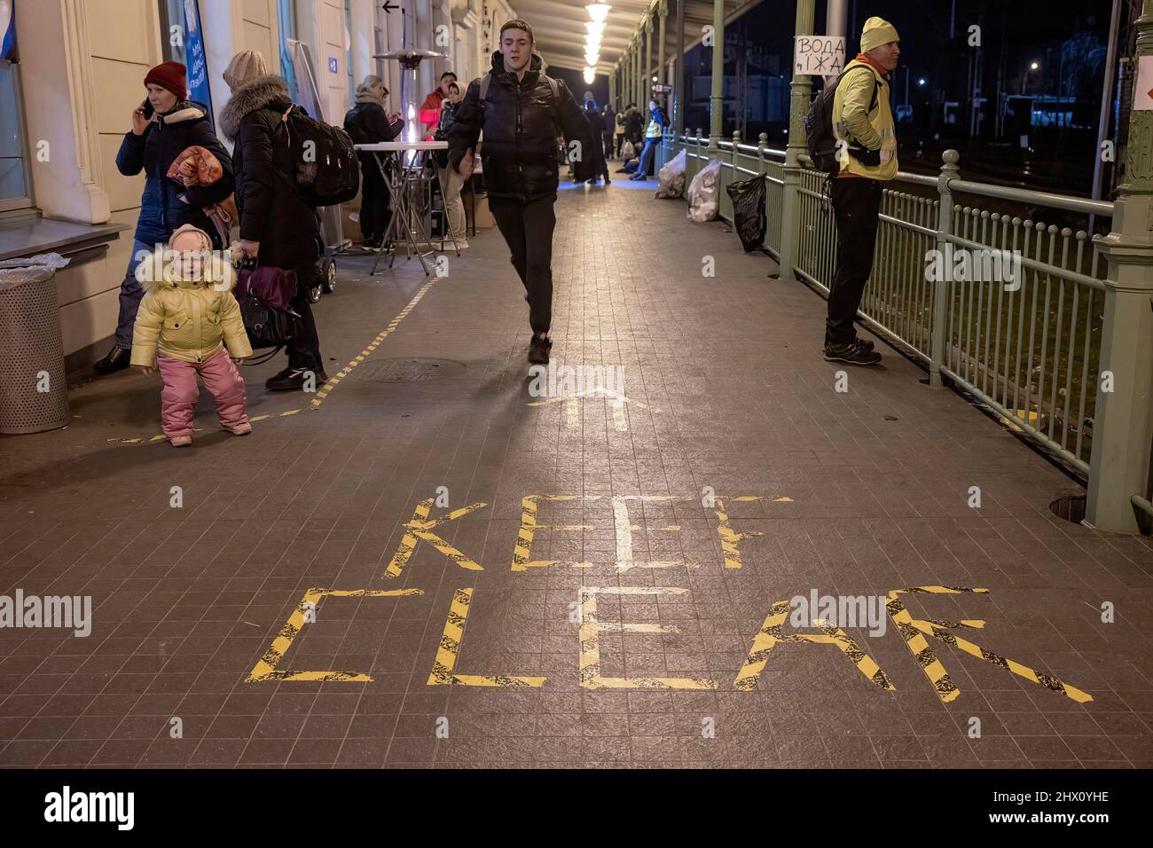 Przemysl, Pologne. 08th mars 2022. Vue sur le panneau « Keep Clear » situé à l'étage de la gare de Przemysl. Plus de 1,5 millions d'Ukrainiens ont fui leur pays vers la Pologne en raison de l'invasion russe, selon les derniers chiffres du Haut Commissariat des Nations Unies pour les réfugiés (HCR). Crédit : SOPA Images Limited/Alamy Live News Banque D'Images