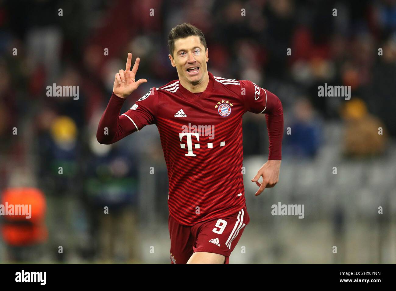 Firo: Fuvuball: Soccer: 08.03.2022 Champions League, saison 2021/2022 ronde de 16 rematch, FC Bayern Mvºnchen - FC Salzburg Robert Lewandowski, FC Bayern Mvºnchen, Mvºnchen, Bayern, FCB, demi-figure, geste, geste, jubilation, but pour le 3 :0, montre 3 doigts, Banque D'Images