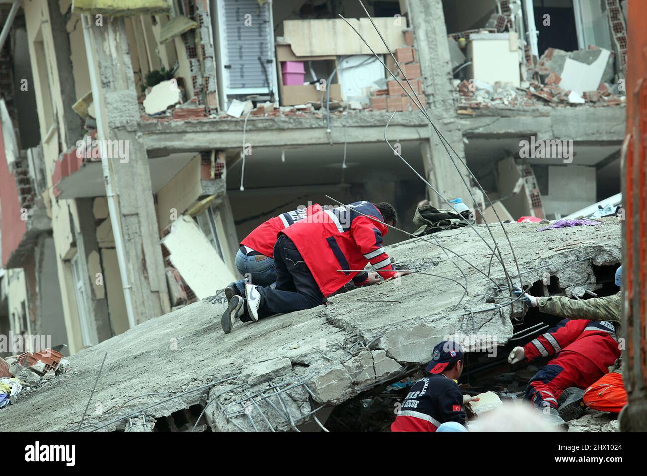 L'équipe de secours recherche les blessés sous les débris qui s'enfervent dans le tremblement de terre de Van, en Turquie. Il y a 604 morts et 4152 blessés dans le tremblement de terre de Van. Banque D'Images