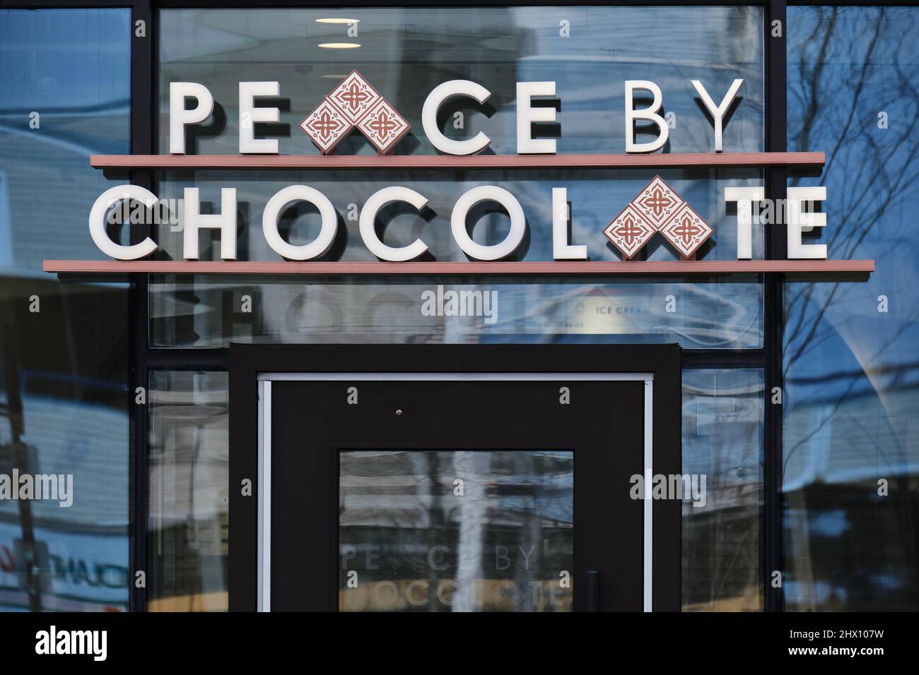 Enseigne de la paix par magasin de confestion au chocolat sur le port de Halifax. Halifax (Nouvelle-Écosse) Banque D'Images