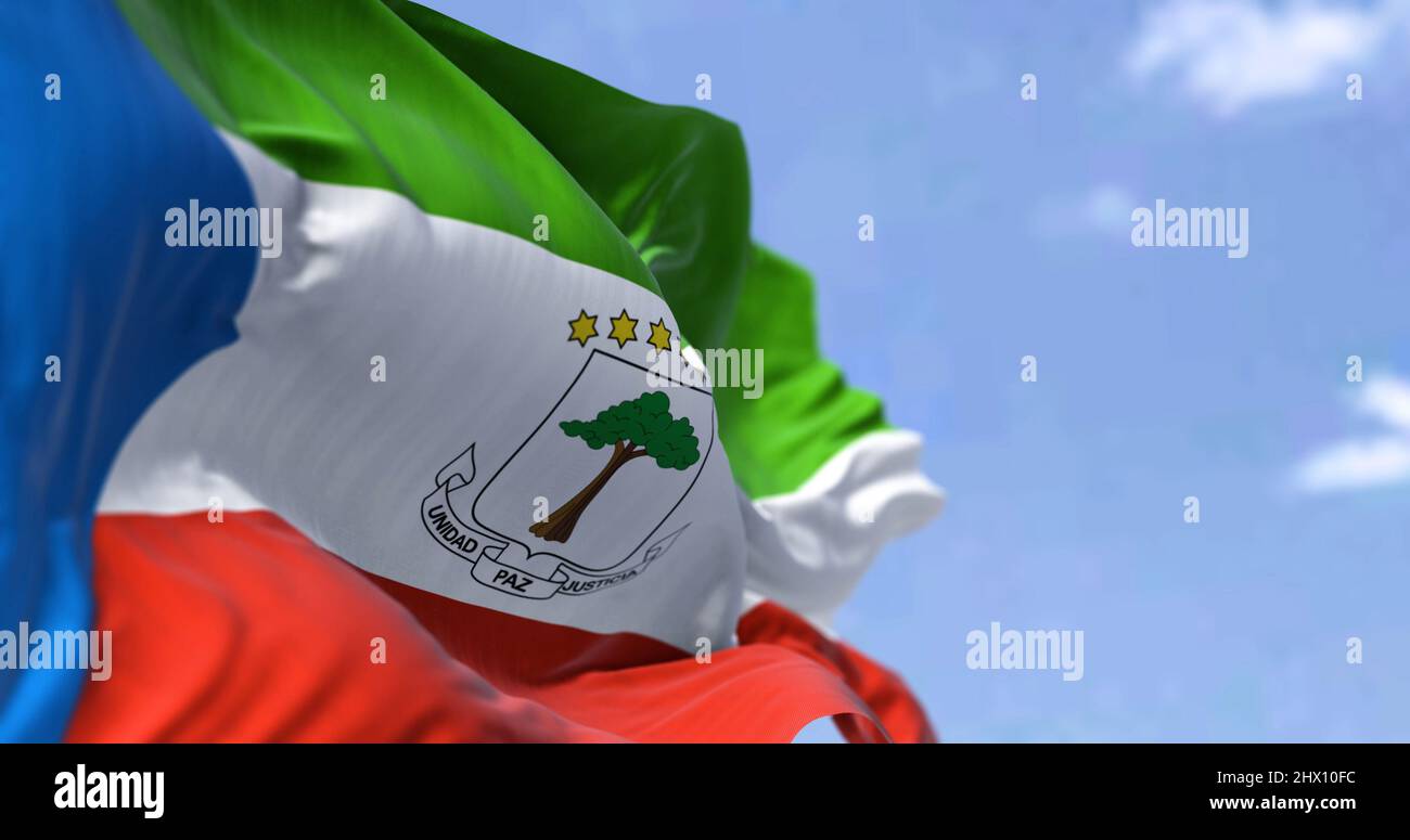 Détail du drapeau national de la Guinée équatoriale agitant dans le vent par temps clair. La Guinée équatoriale est un pays situé sur la côte ouest de l'Afrique centrale Banque D'Images