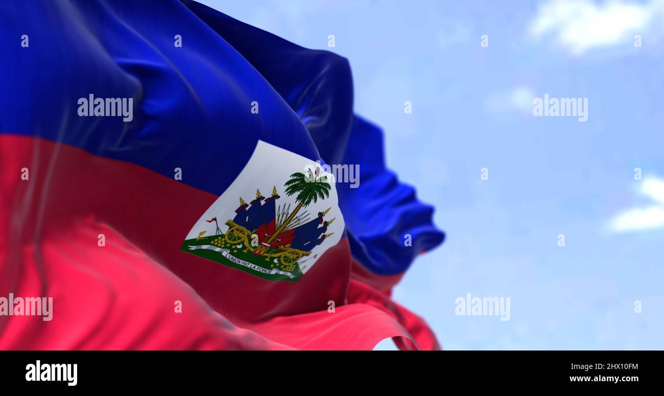 Détail du drapeau national d'Haïti qui agite dans le vent par temps clair. Haïti est un pays situé sur l'île d'Hispaniola dans les grandes Antilles Banque D'Images