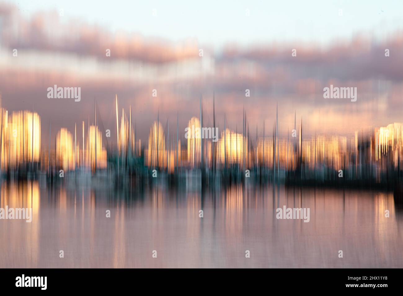 Coucher de soleil reflété dans les bâtiments le long de False Creek, Vancouver Colombie-Britannique, résumé, ICM, mouvement intentionnel de caméra, paysage Banque D'Images