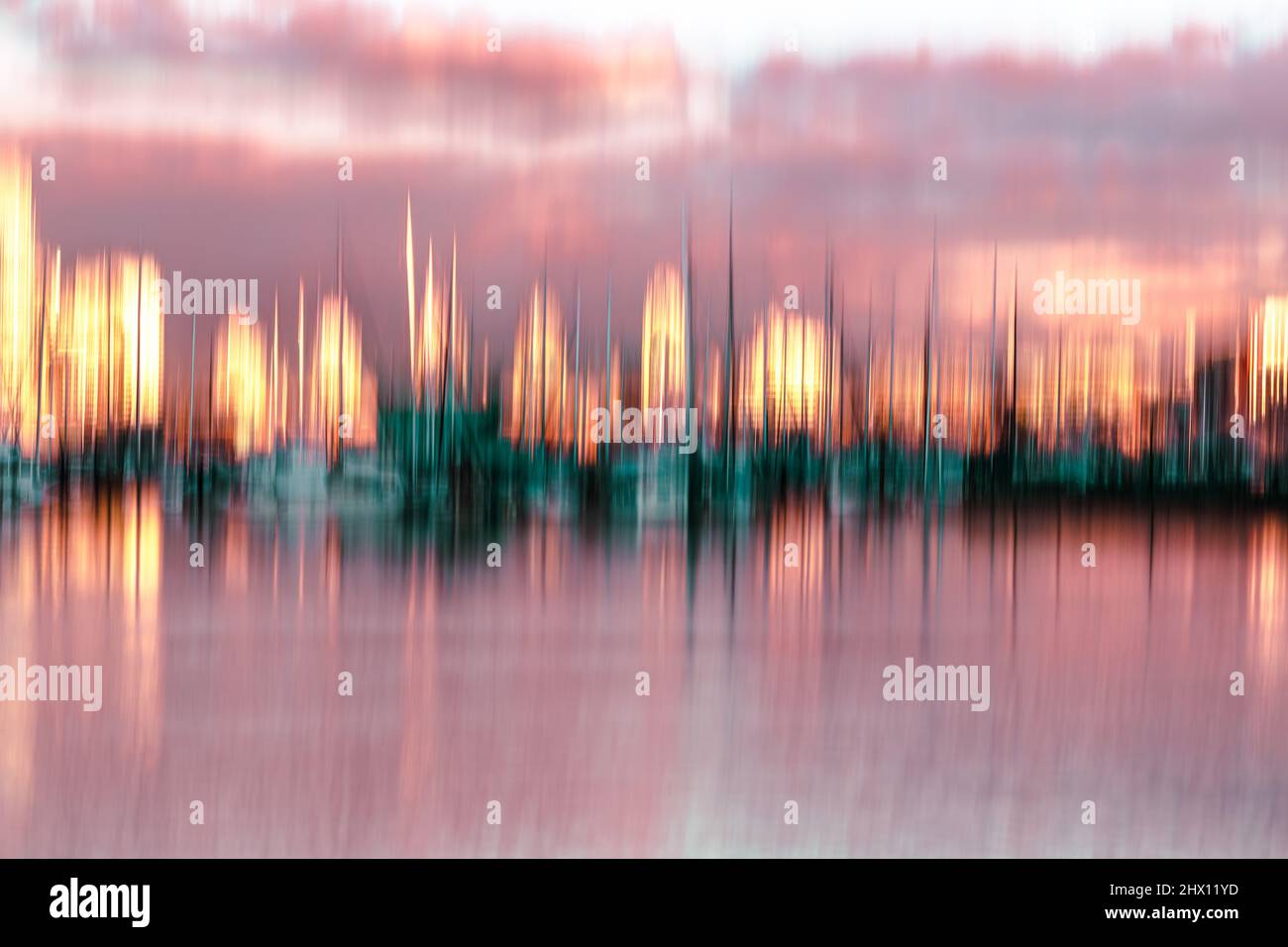 Coucher de soleil reflété dans les bâtiments le long de False Creek, Vancouver Colombie-Britannique, résumé, ICM, mouvement intentionnel de caméra, paysage Banque D'Images