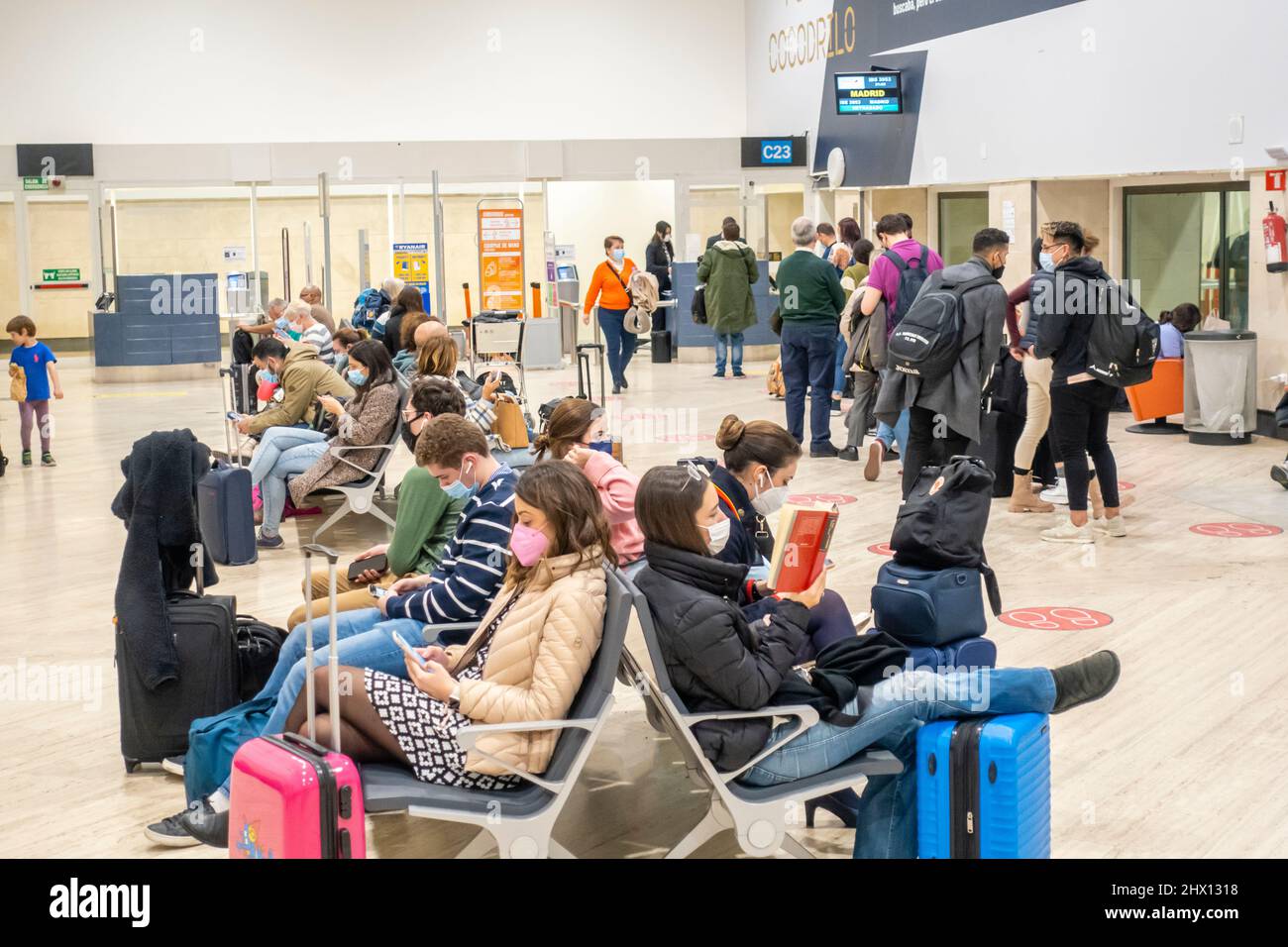 Passagers voyageant dans des masques de visage attendant la date d'ouverture à l'aéroport de Séville, SVQ, Andalousie, Espagne Banque D'Images