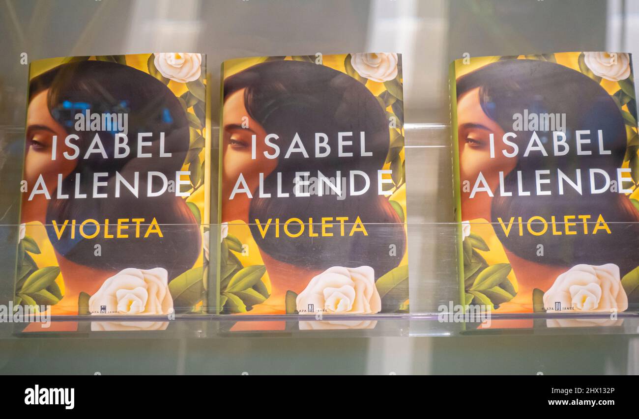 Nouveau roman Isabel Allende livre Violeta en vente dans la librairie espagnole, février 2022 Banque D'Images