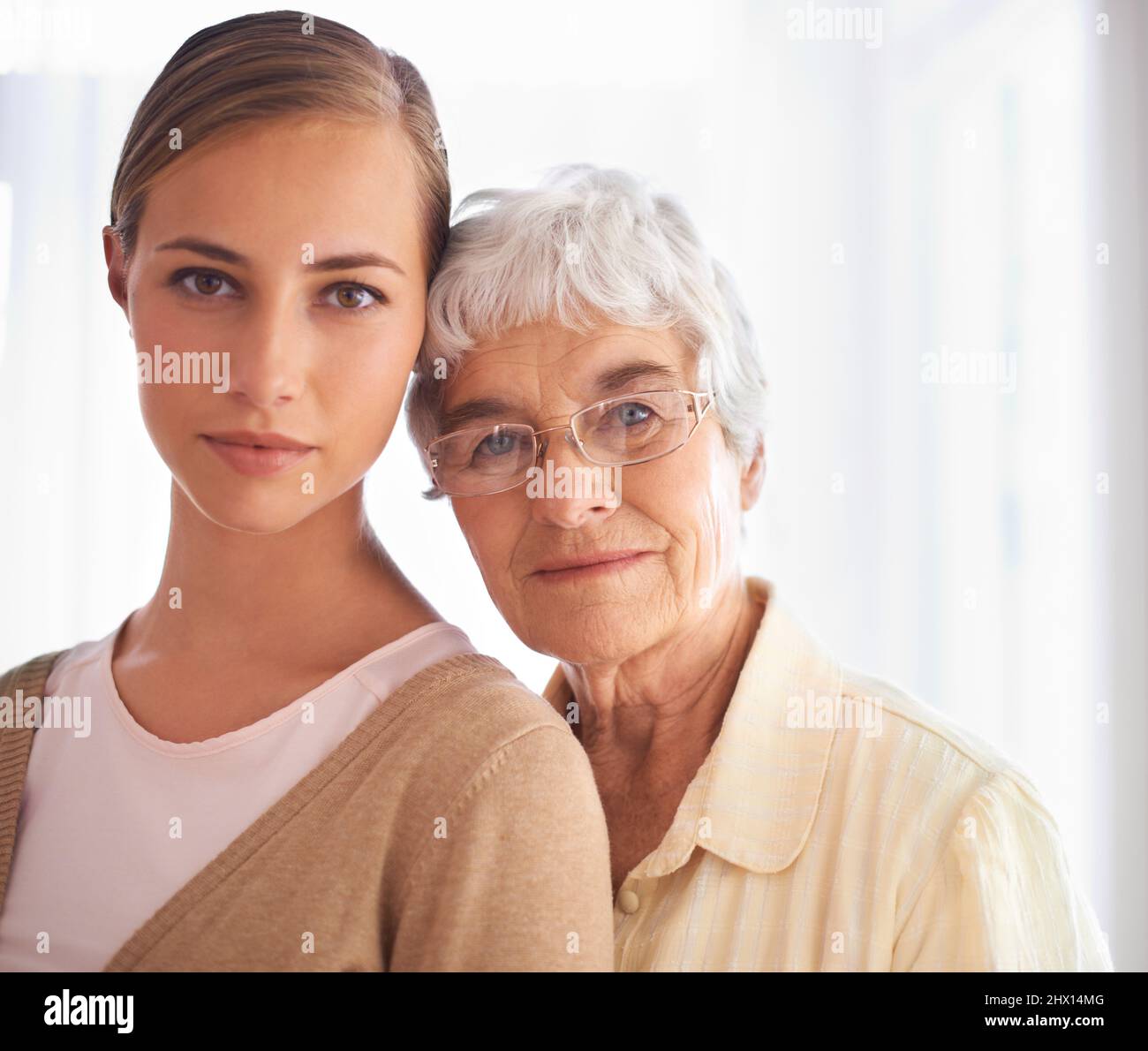 Elle m'a appris à être une femme forte. Portrait d'une jeune femme et de sa mère aîée. Banque D'Images