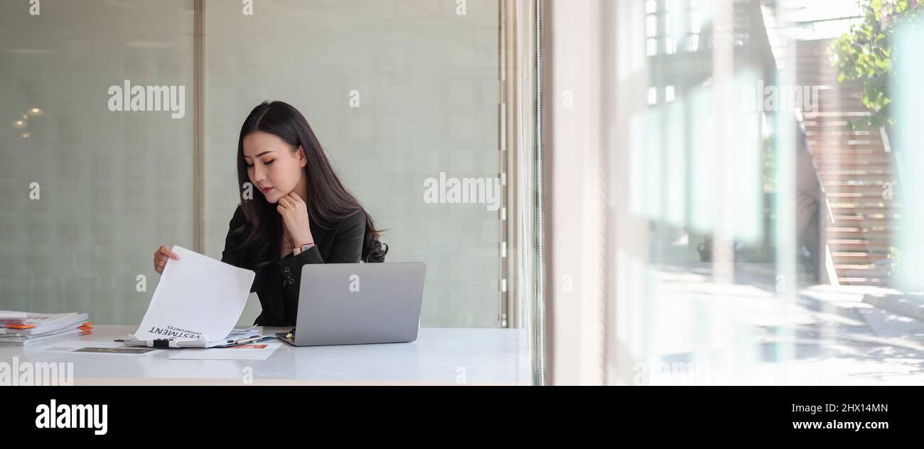 Récolte de l'entreprise asiatique femme consultant en investissement analyse de la société rapport financier annuel bilan de travail avec des documents Banque D'Images
