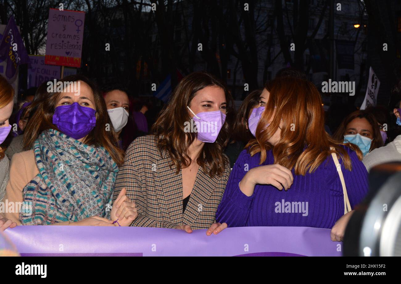 Madrid, Espagne. 08th mars 2022. Les ministres du gouvernement de l'Espagne, Irene Montero (C) et Ione Bielra (L) sont vus pendant la concentration à Madrid.des dizaines de milliers de femmes défilent sur les avenues de Madrid, Espagne, le 8 mars 2022, Journée internationale de la femme. Les femmes espagnoles appellent à la fin de la "violence sexiste" et à l'égalité des droits civils et des droits du travail. Ils expriment également la cessation de l'invasion russe en Ukraine et le rétablissement de la paix. Crédit : Jorge Rey/Media Punch/Alamy Live News Banque D'Images