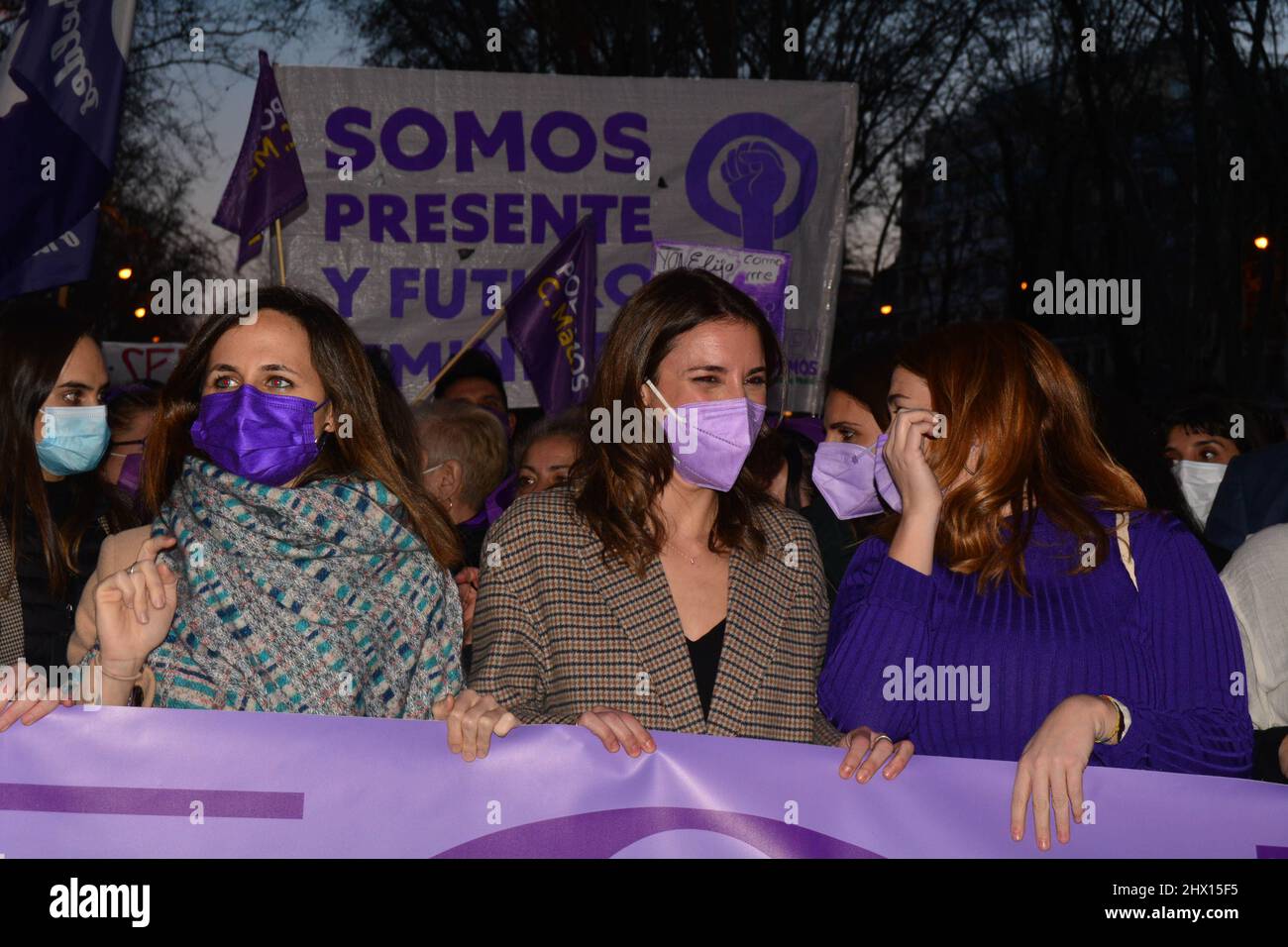 Madrid, Espagne. 08th mars 2022. Les ministres du gouvernement de l'Espagne, Irene Montero (C) et Ione Bielra (L) sont vus pendant la concentration à Madrid.des dizaines de milliers de femmes défilent sur les avenues de Madrid, Espagne, le 8 mars 2022, Journée internationale de la femme. Les femmes espagnoles appellent à la fin de la "violence sexiste" et à l'égalité des droits civils et des droits du travail. Ils expriment également la cessation de l'invasion russe en Ukraine et le rétablissement de la paix. Crédit : Jorge Rey/Media Punch/Alamy Live News Banque D'Images