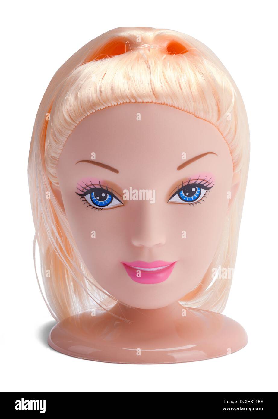 Tête de poupée à cheveux blonds coupée sur blanc. Banque D'Images