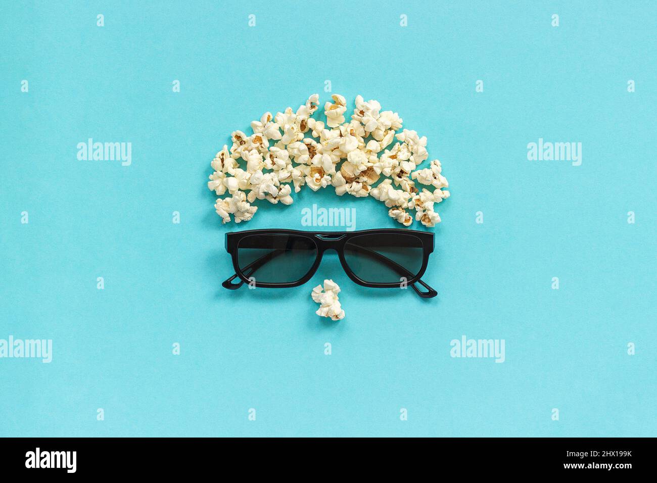 Image abstraite du spectateur, 3D verres et pop-corn sur fond bleu. Concept cinéma film et divertissement Flat Lay vue du dessus. Banque D'Images