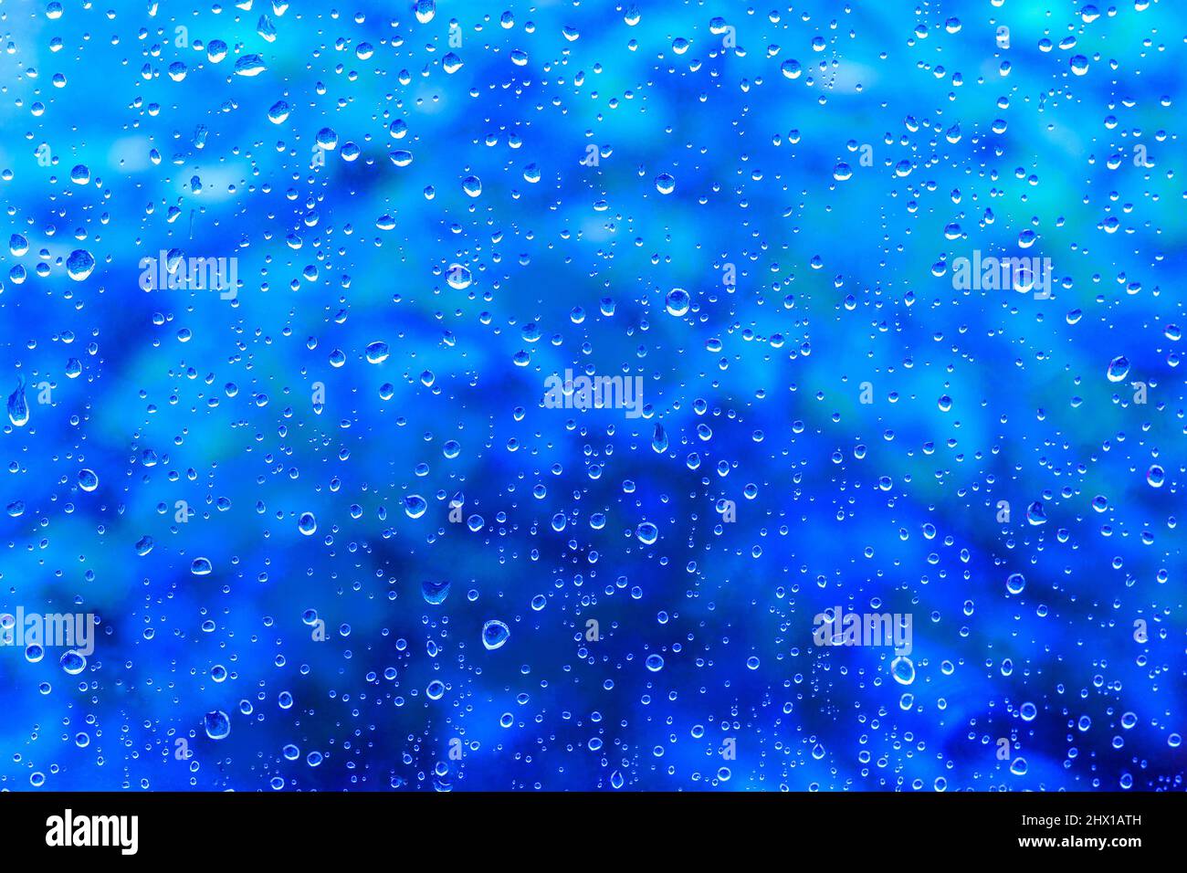 Gouttes d'eau sur fond bleu abstrait, texture Banque D'Images