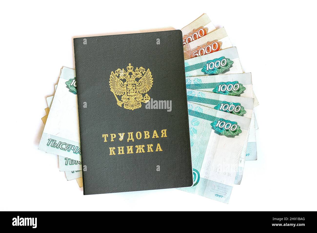 Historique de l'emploi russe (livre du travail) et billets de banque, isolés sur fond blanc. Banque D'Images