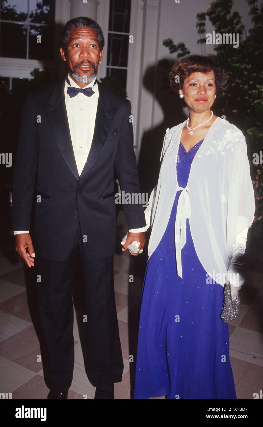 M. et Mme Morgan Freeman (Myrna Colley-Lee) arrivent à la Maison Blanche à Washington, DC pour le dîner d'État en l'honneur de la reine Elizabeth II le 14 mai 1991. Crédit : Ron Sachs / CNP / MediaPunch Banque D'Images