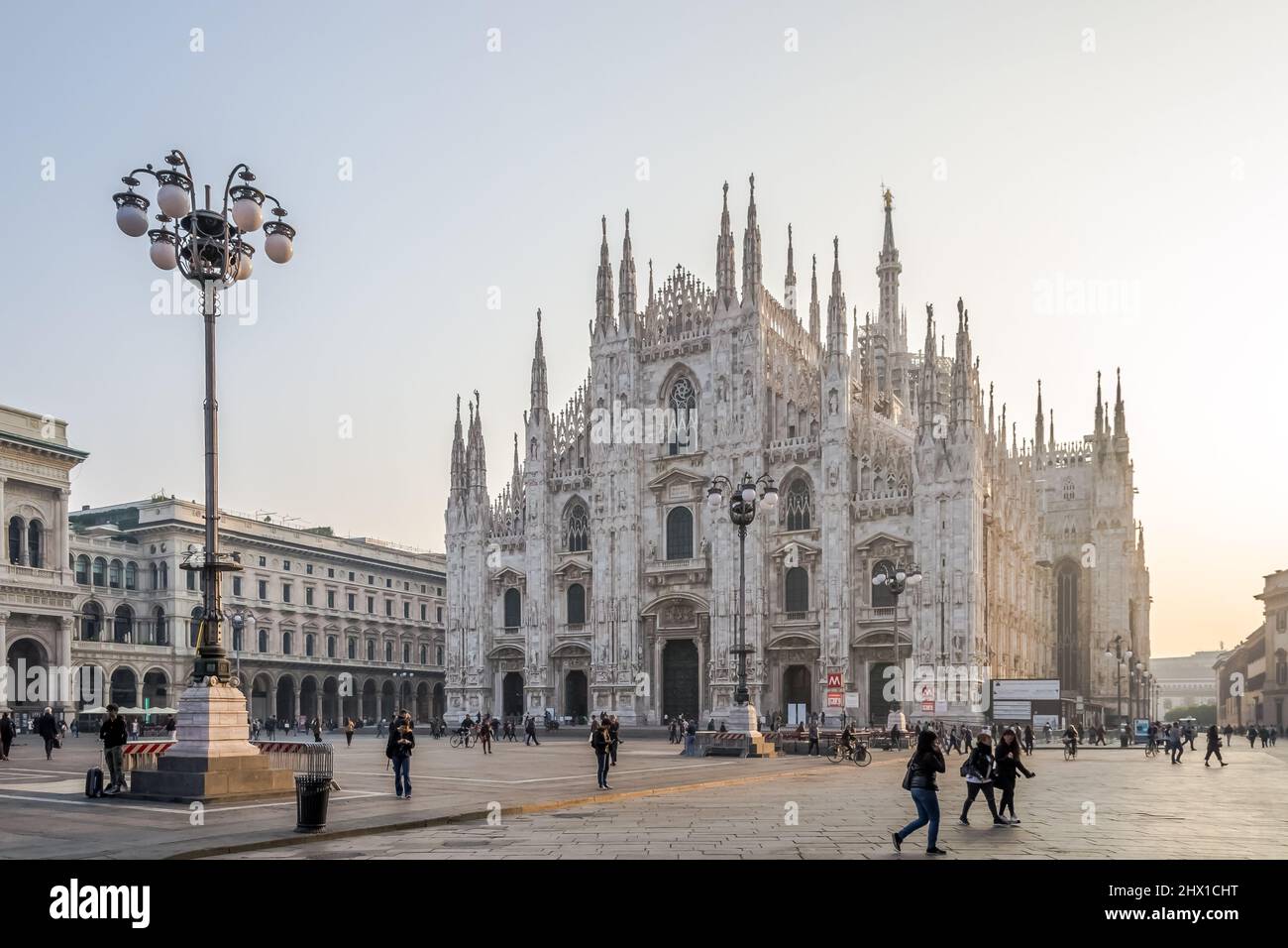 Détail architectural de la Piazza del Duomo (place de la cathédrale), la place principale de la ville. Nommé d'après la cathédrale de Milan et dominé par celle-ci Banque D'Images Détail architectural de la Piazza del Duomo (place de la cathédrale), la place principale de la ville. Nommé d'après la cathédrale de Milan et dominé par celle-ci Banque D'Images